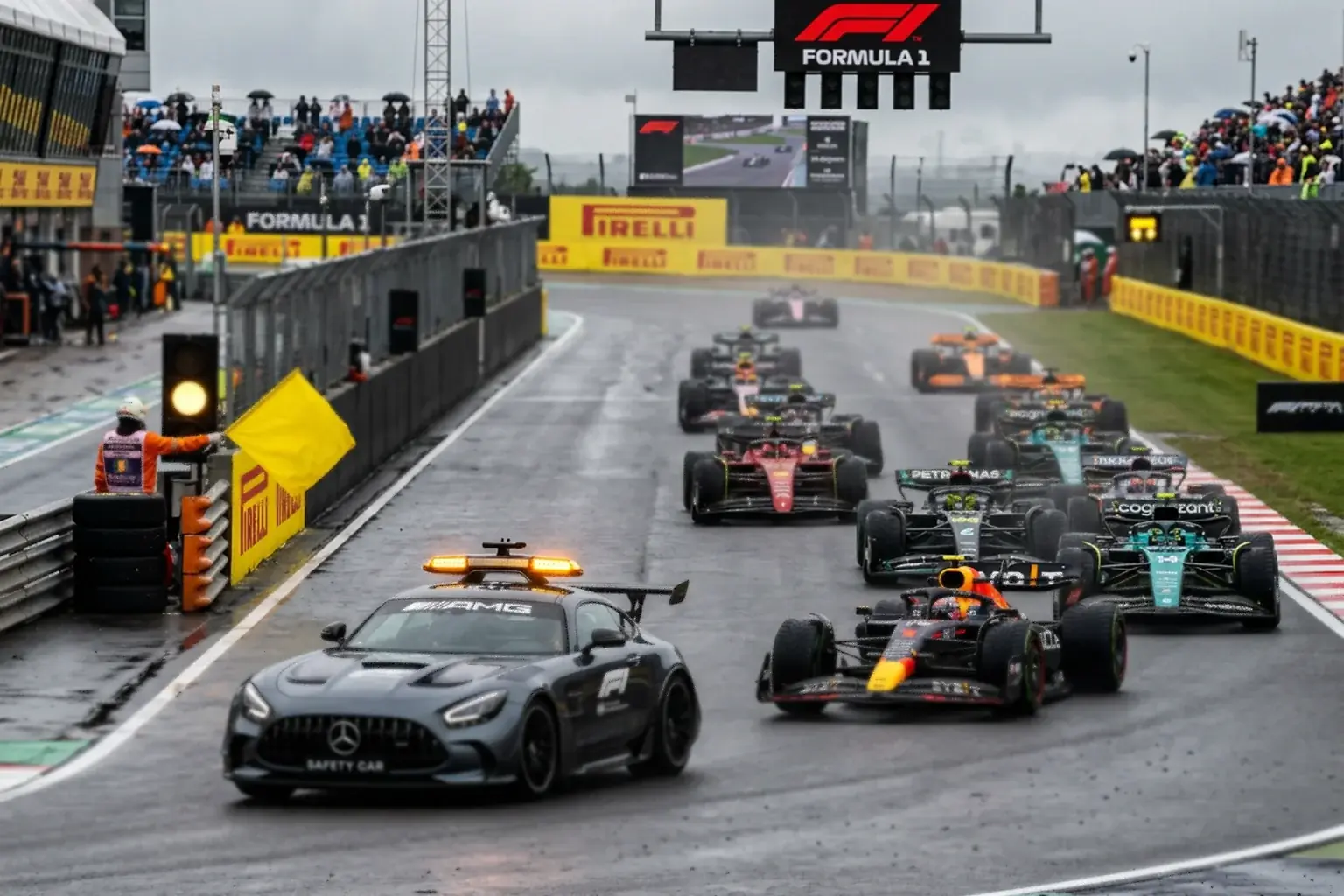 Safety Car liderando el pelotón de Fórmula 1 en pista